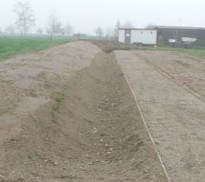 All&eacute;e entre le champ et notre terrain