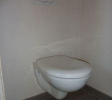 Toilettes suspendues du RDC