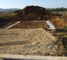 On peut voir le travail de d&eacute;marrage de Maison Claire sur le terrain de Khama !!
Pas de photos des notre de fondations