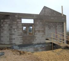 Maison de nos voisins qui ont pris de l'avance !!
Je les ai mis histoire de voir l'évolution en parrallele