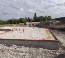 Fondations remblay&eacute;es par de la terre et des morceaux de roche couvert avec du sable