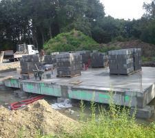 Pose des premiers parpaings