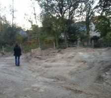 Notre butte de terre a été envoyée chez le voisin au télescopique,merci frangin.