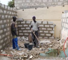 Entree et interieur de la cuisine dans la cour de la maison