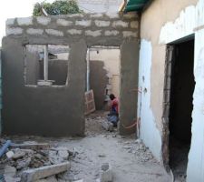Le mur de la cuisine monte vue du bord du toit reste a monter le mur sur le cote gauche