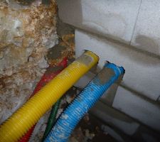 Arriv&eacute;e des tuyaux dans le vide sanitaire.