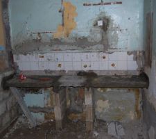 Comptoir da la salle de bain ou le lavabo viendra prendre sa place tout est deja carrelle suivez le reste du recit