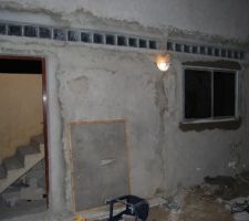 Vue du salon a l'interieur avec lampe allumee