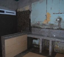 Douche a l'italienne et comptoir lavabo presque fini