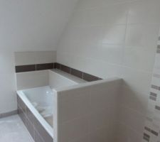 Douche et baignoire de la SDB de l'étage