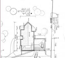 Plan de masse
La pointe de la maison est orientée à l'ouest. Les garages sont situés côté nord.