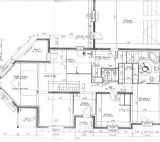 La pointe de la maison (salle à manger) est orientée à l'ouest ;  l'entrée, le salon et le bureau au sud ; la cuisine et les garages au nord ; la suite parentale à l'est.