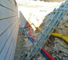 Canalisations dans le trou du vide sanitaire.