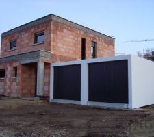 Ca y est, les garages préfa ZAPF ont été livrés et posés en 1 jour! Pour le moment, ça fait un peu tache mais quand l'ensemble sera crépis, on n'y verra que du feu! Et puis, c'était soit double garage en préfa,soit 1 garage simple maçonné alors j'ai vite fait mon choix :)