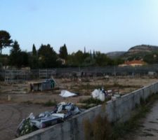 Vu du terrain avec quelques structures encore pr&eacute;sente