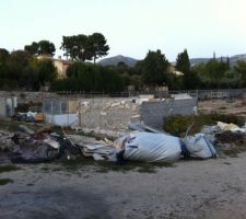 Quelques gravats diver engendr&eacute;s par le d&eacute;montage de la serre   ancien bureau a d&eacute;molir.