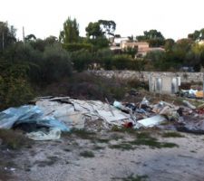 Quelques gravats diver engendr&eacute;s par le d&eacute;montage de la serre