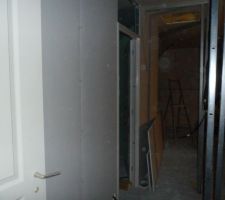 24/11-17h vue du couloir en sortant de la chambre, avec wc à gauche sdb et au plafond acces par une trappe pour les combles