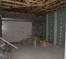 Garage (39 m²) avec les restes du chantier "placo"