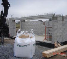 Pose des poutres pr&eacute;fabriqu&eacute;es de 6m