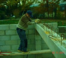 Pose des poutres pr&eacute;fabriqu&eacute;es de 6m