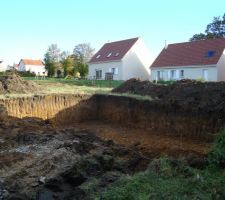 Voici le trou une fois fini. Il a fallu évacué 280 mètres cubes de terre