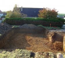 Pour Info, je ne réalise pas de sous sol mais un très grand vide sanitaire.
A la suite de l étude des sols G12, elle a conclu qu'il fallait encrer les fondations a 1m80 et vue que le terrain est en pente le trou au plus profond est de 2m20.