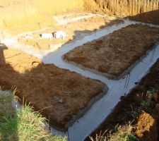 Voici les fondations une fois fini. Sur cette photos, elles ont 5 jours et font 20 cm de profondeur.