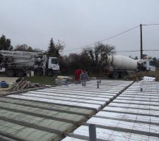 Les camions toupie sont arrivés, et pose du treillis mettalique