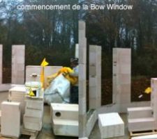 Les premières pierres sont posées et délimite l'espace vitré de la bow window