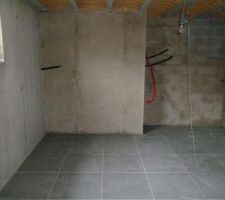 Murs en agglos (à droite) et en béton banché (à gauche)en cours de séchage après avoir été crépis avec du mortier Weber 101 (ex Maxit IP280 pour les connaisseurs)