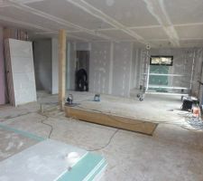 Vue du salon vers cuisine/chambre/bureau