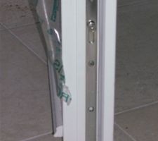 Manque une vis sur la porte d'entrée !