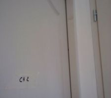 Jour en haut d'une porte intérieure