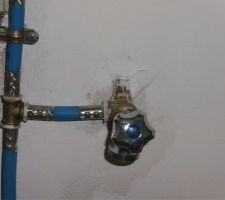 Le plombier a du trop forcé sur le robinet : il a cassé le placo