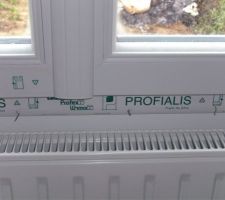 Agrafes sur le bord de la fenetre restés après l'isolation au sol