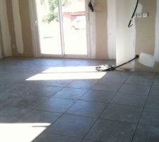 Pose du carrelage dans la partie s&eacute;jour