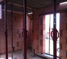 Les toilettes et la porte d'entr&eacute;e