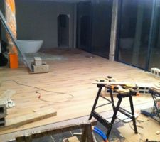 Le parquet (immense...)
Quel boulot!
48h non stop :(
et il manque 2m2 argg