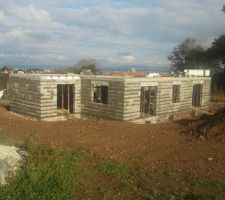 La maison sort de terre. La ma&ccedil;onnerie du sous sol et du rdc sont termin&eacute;es.