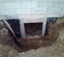 Preparation entr&eacute;e Vide sanitaire:
attente montage muret pour supporter une grille