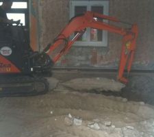 Marc et sa mini-pelle casse la dalle et l'&eacute;vacue &agrave; l'ext&eacute;rieur