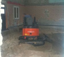 Marc et sa mini-pelle casse la dalle et l'&eacute;vacue &agrave; l'ext&eacute;rieur