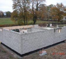 Coffrage au dessus des poutres pr&eacute;fabriqu&eacute;es