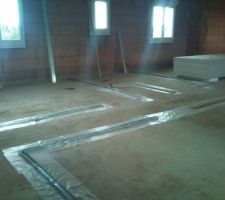 Les rails pour le montage des cloisons des chambres