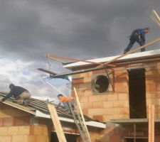 Es couvreurs marquent au bleu emplacement liteaux