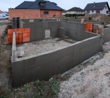 Sous-sol et vide sanitaire décoffrés. Au premier plan : le vide sanitaire sur lequel sera posé le garage