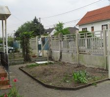 Terrain fa&ccedil;ade avant, avant d&eacute;molition du pr&eacute;fabriqu&eacute; et muret.