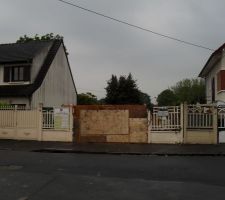 Fa&ccedil;ade de notre terrain,
la d&eacute;molition de notre pr&eacute;fabriqu&eacute; est termin&eacute;e.