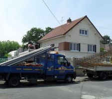 Camionnette de la société Maison Bell pour préparer les fondations de notre maison.